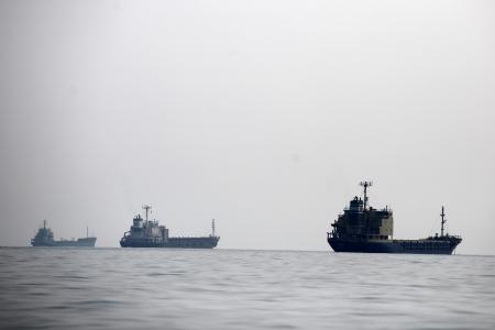 　ホルムズ海峡で停泊中の石油タンカーなど民間船＝９日、イラン南部（ゲッティ＝共同）