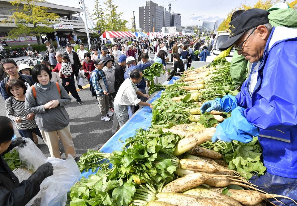 県農業フェスティバルの会場に並んだ農産物＝２０１９年１０月、岐阜市薮田南