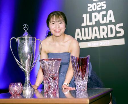 　獲得したトロフィーなどを前に笑顔を見せる、最優秀選手賞など個人３冠に輝いた佐久間朱莉＝１６日、東京都千代田区