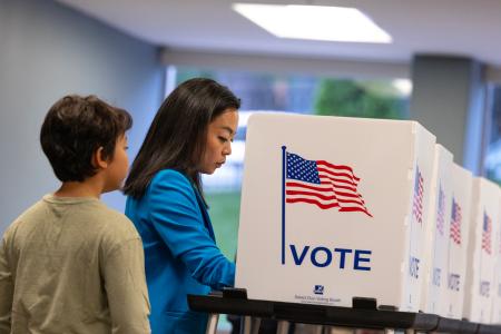　ウィスコンシン州知事選の民主党予備選で、息子を連れて投票するフランチェスカ・ホン州下院議員＝１１日、マディソン（ゲッティ＝共同）