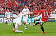 　浦和―長崎　後半、先制ゴールを決める浦和・マテウスサビオ（右）＝埼玉スタジアム
