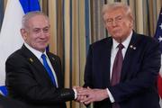 　２９日、共同記者発表後、握手を交わすイスラエルのネタニヤフ首相（左）とトランプ米大統領＝ワシントンのホワイトハウス（ＡＰ＝共同）