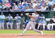 　ロイヤルズ戦の４回、中前打を放つホワイトソックス・村上＝カンザスシティー（共同）