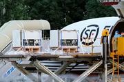 　ジャイアントパンダをのせ中国四川省成都の空港に到着したチャーター機から運び出されるケージ＝２８日（共同）