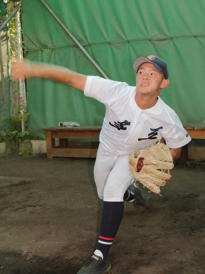 投球練習に励む多治見工高の渡邉直投手。左手にグラブをかぶせるように持つ＝多治見市陶元町、多治見工高