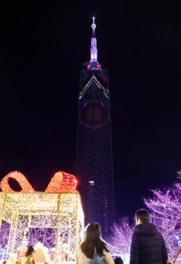 　バレンタインデーを前に、イルミネーションで彩られた福岡タワー＝６日、福岡市