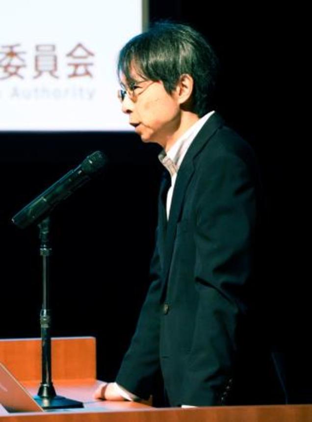 　新潟県柏崎市で講演する原子力規制委員会の伴信彦委員＝２２日午前