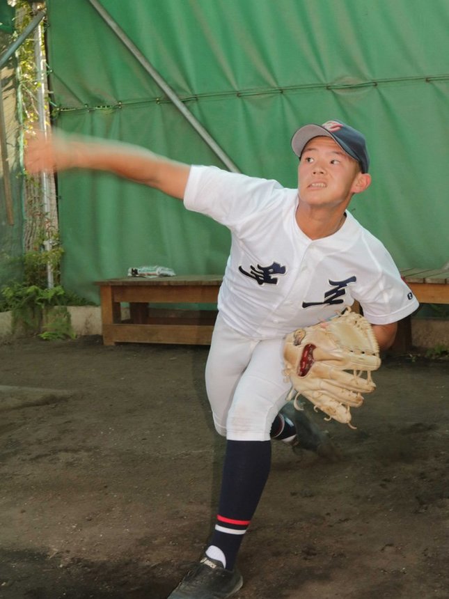 投球練習に励む多治見工高の渡邉直投手。左手にグラブをかぶせるように持つ＝多治見市陶元町、多治見工高