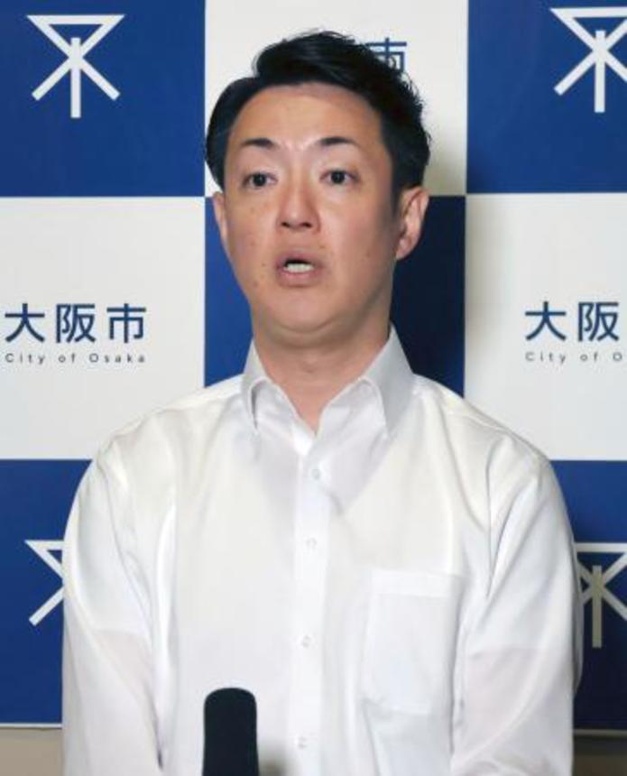 　記者団の取材に応じる大阪市の横山英幸市長＝３日午後、大阪市役所