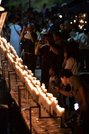 願い事の書かれたろうそくが並び写真を撮る参拝者も見られた＝１８日午後７時３０分、岐阜市粟野、大龍寺