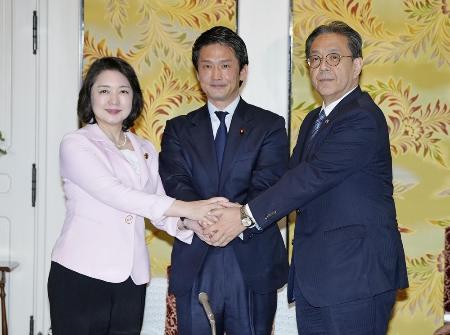 　会談後に握手する（左から）公明党の竹谷代表、中道改革連合の小川代表、立憲民主党の水岡代表＝３月、国会