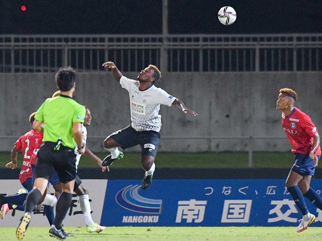 鹿児島×岐阜＝後半、ヘディングシュートを放つ岐阜のＦＷ町田＝白波スタジアム