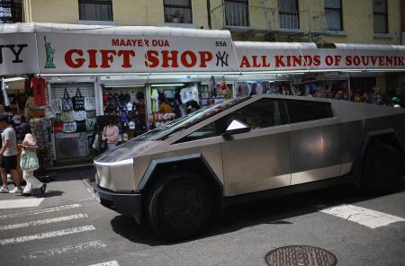 　米テスラのサイバートラック＝７月、米ニューヨーク（ロイター＝共同）