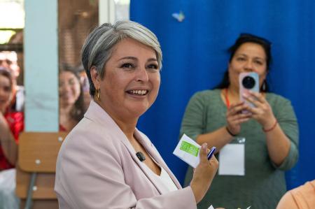 　１６日、チリ大統領選で投票するジャネット・ハラ候補＝サンティアゴ（ゲッティ＝共同）