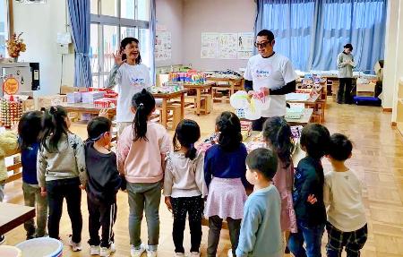 　能登半島地震で被災した子どもたちを支援する志村知穂代表理事（左）と遠藤伸一理事＝２０２４年１１月、石川県能登町（こころスマイルプロジェクト提供）