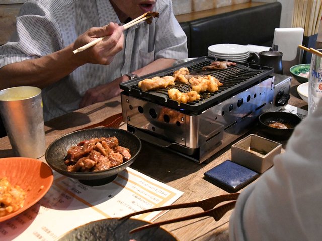 県による時短営業や酒類提供停止の要請に応じていない焼き肉店。午後８時を過ぎても、カップルや家族連れで客席の半分ほどが埋まっていた＝１１日午後８時２０分、岐阜市内