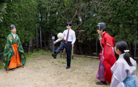 　蹴鞠を体験される悠仁さま＝２月２７日、京都市（秋篠宮家提供）