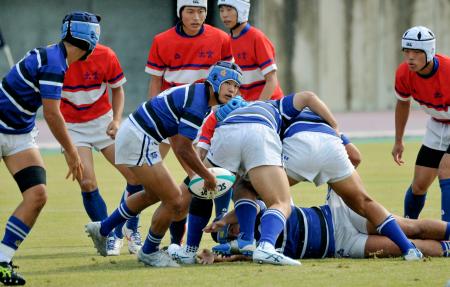 　島根県予選の代わりに行われた「壮行試合」でプレーする石見智翠館の選手（手前）＝島根県出雲市