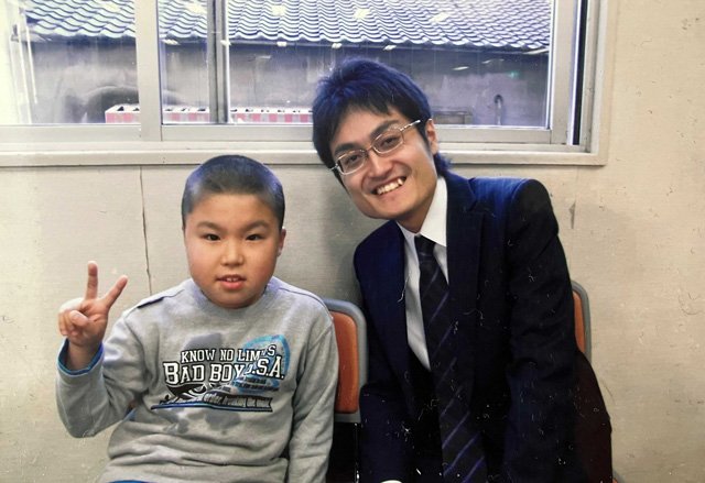 冬休みに関西将棋会館を訪れ稲葉陽棋士（右）の指導対局を受けた、小学３年生の頃の高田明浩さん＝２０１２年１月、大阪市