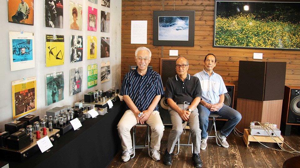 こだわりの手作りオーディオを展示した会員＝可児市禅台寺、珈琲＆ギャラリー樹の萌