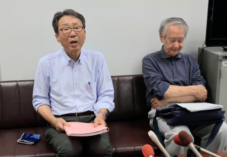　記者会見する市民団体の久米慶典共同代表（左）ら＝２０日午後、山口県岩国市