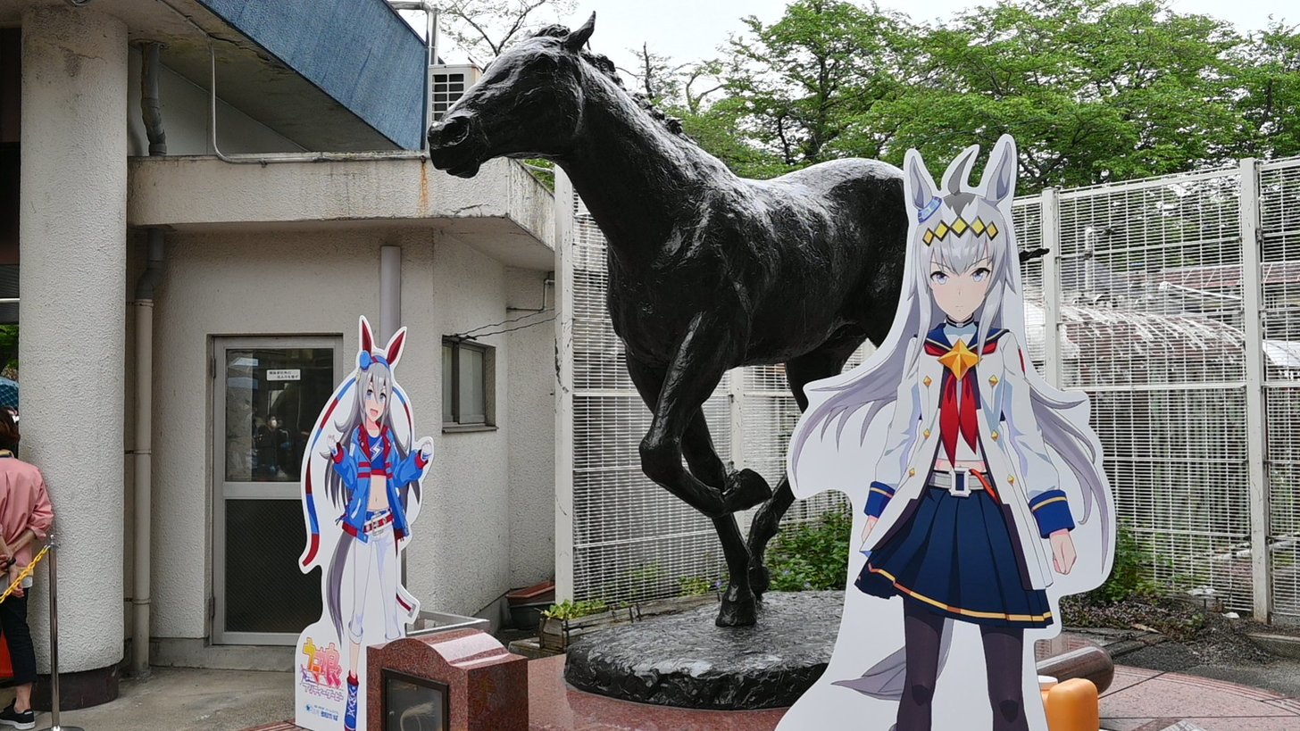 オグリキャップ像の傍らに、ウマ娘の人気キャラ「オグリキャップ」（右）の等身大パネル