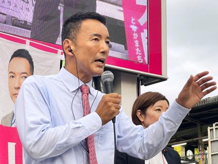 　参院選公約を発表する、れいわ新選組の山本代表＝２３日午後、東京都中野区