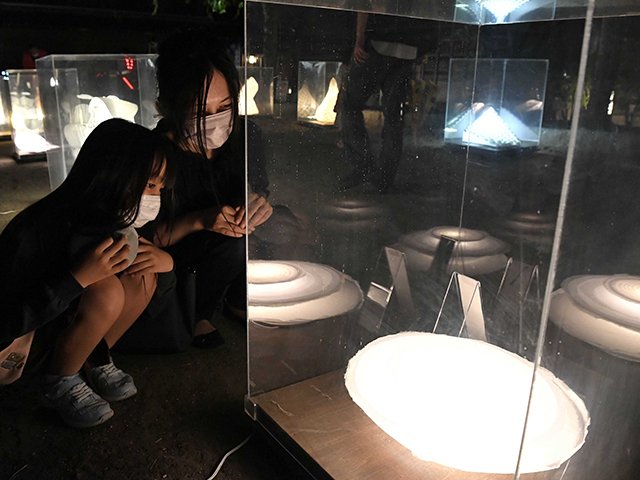 優しい光を放つ美濃和紙のあかりアート作品＝１０日午後５時４９分、美濃市本住町
