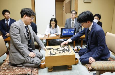 　囲碁の第５０期碁聖戦第１局で井山裕太碁聖（左）に先勝し、対局を振り返る芝野虎丸十段＝２５日午後、東京都千代田区の日本棋院