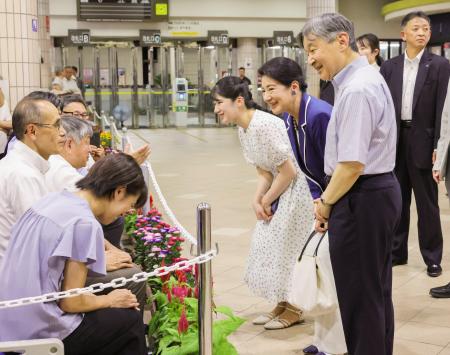 　須崎御用邸で静養するため伊豆急下田駅に到着し、集まった人たちに声をかけられる天皇、皇后両陛下と長女愛子さま＝１日夜、静岡県下田市（代表撮影）