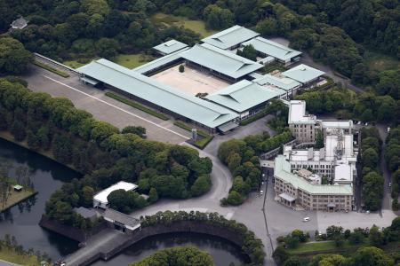 　皇居・宮殿（奥）と宮内庁＝６月、東京都千代田区