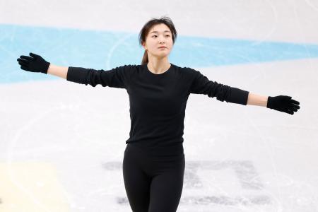 　公式練習を終え、あいさつする坂本花織＝プラハ（共同）