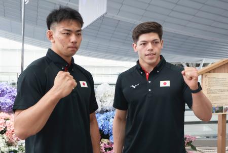 　柔道の世界選手権へ出発前にポーズをとる村尾三四郎（右）と新井道大＝１３日、羽田空港