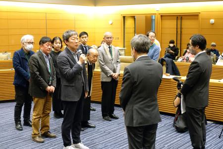 　戦時中に動員された朝鮮人犠牲者の遺骨を返還するよう厚労省、外務省の担当者（右側）に求める市民団体＝１９日午後、国会