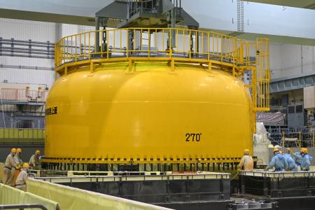 　中国電力島根原発２号機の原子炉格納容器の上ぶたを取り付ける作業＝３日午後、松江市（代表撮影）