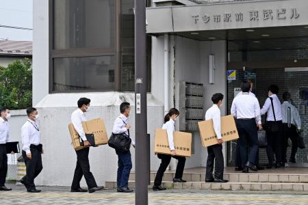 　東武鉄道のグループ会社「東武建設」の家宅捜索に向かう捜査員＝２３日午前９時、栃木県日光市