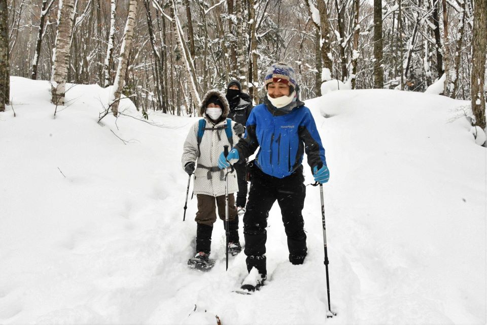 スノーシューを履いて雪の中を進む参加者＝高山市奥飛騨温泉郷神坂