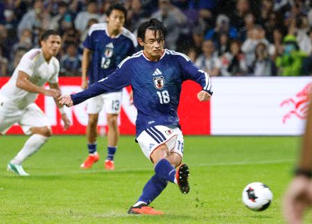 　日本―ベネズエラ　試合終了間際、決勝ＰＫを決める上田＝エディオンピースウイング広島