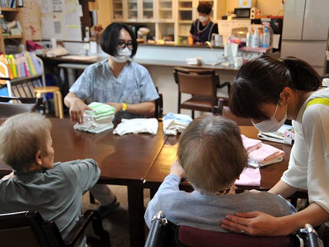 入居者と一緒に家事をしたり、手を握って話を聞いたりする職員ら＝岐阜市柳津町本郷、グループホーム「ガーデン柳津北館」
