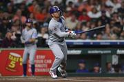 　アストロズ戦の１回、右飛に倒れたカブス・鈴木＝ヒューストン（ゲッティ＝共同）