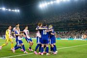 　日本―チュニジア　後半、チーム３点目のゴールを決めた伊東（右から２人目）に駆け寄る日本代表＝モンテレイ（共同）