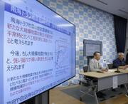 　気象庁で記者会見する南海トラフ地震の評価検討会の平田直会長（左）＝２０２４年８月