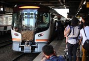高山駅に到着した新しい特急車両「ＨＣ８５系」＝１日午前１０時２２分