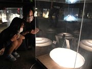 優しい光を放つ美濃和紙のあかりアート作品＝１０日午後５時４９分、美濃市本住町