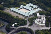 　皇居・宮殿（奥）と宮内庁＝６月、東京都千代田区