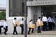 　東武鉄道のグループ会社「東武建設」の家宅捜索に向かう捜査員＝２３日午前９時、栃木県日光市
