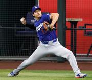 　キャッチボールで調整するドジャース・大谷＝フェニックス（共同）