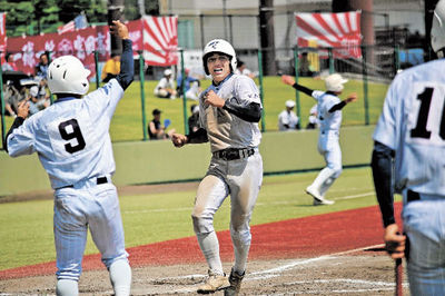 帝京大可児×富田＝７回裏帝京大可児１死一、二塁、平岩の三塁打で二走の池田（９）に続き一走の萩原も生還し逆転＝カヤバ