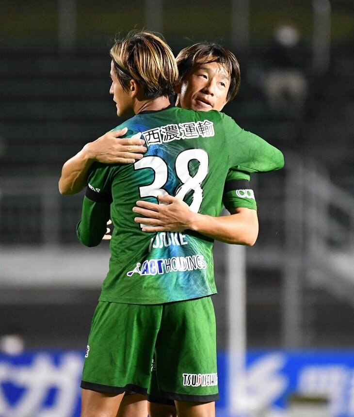 ＦＣ岐阜×沼津＝後半４１分、同点ゴールを決めたＦＣ岐阜のＦＷ藤岡と抱き合うＤＦ宇賀神＝長良川競技場