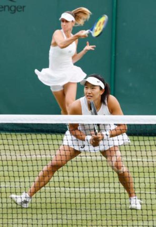 　女子ダブルス１回戦でプレーする内島萌夏（手前）、アンナ・ボンダル組＝ウィンブルドン（共同）